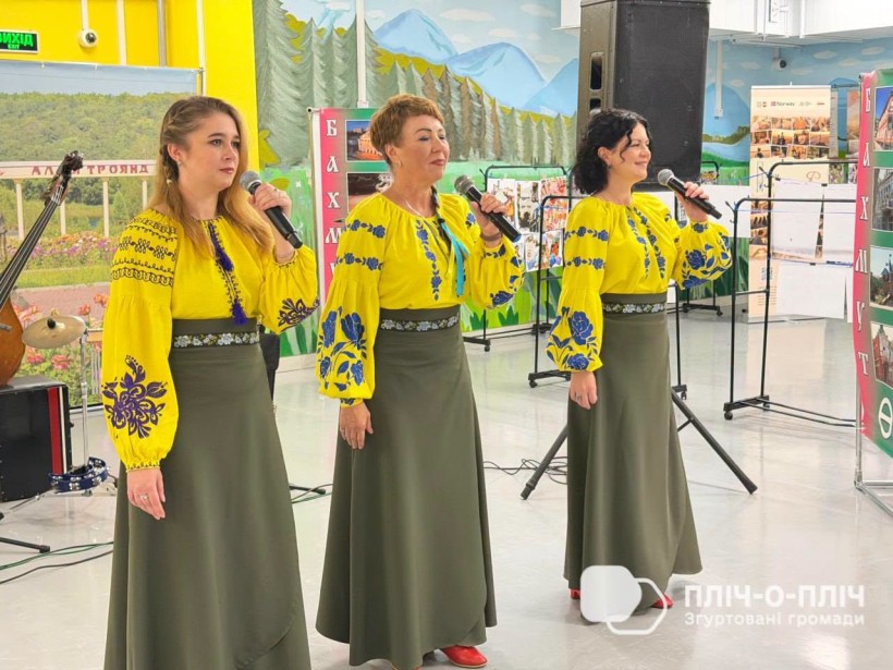 Жінки співають на сцені