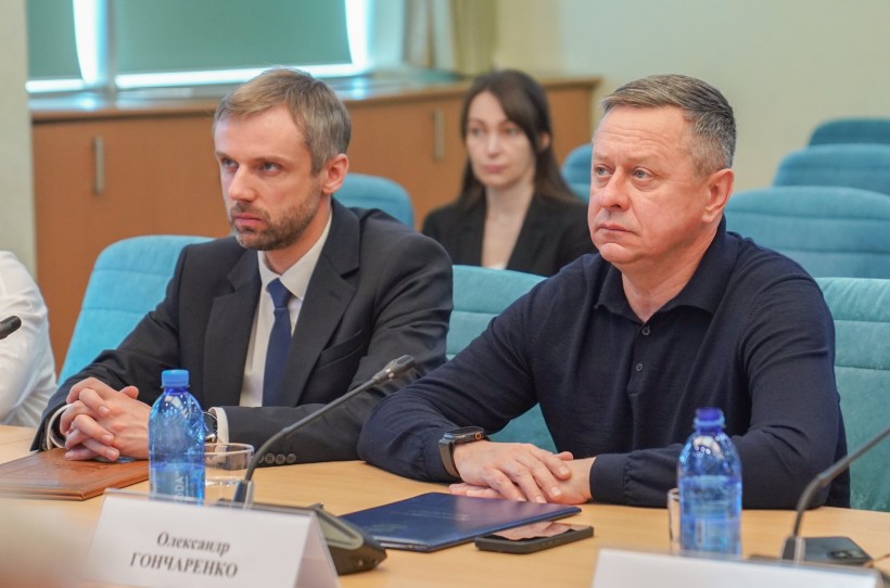 Начальник Краматорської міської військової адміністрації Олександр Гончаренко разом з представником  Бердичівської міської ради. Сидять за столом на уважно дивляться.