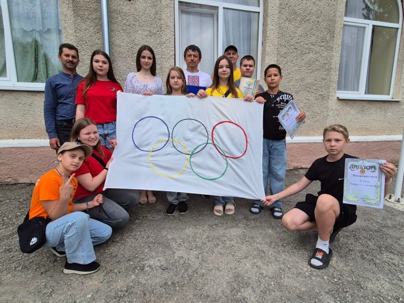Колективне фото дітей на подвір'ї закладу на урочистому заході закриття малих олімпіадних ігор