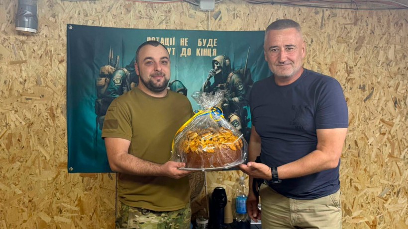 Олексій Воробйов передає випічку військовим