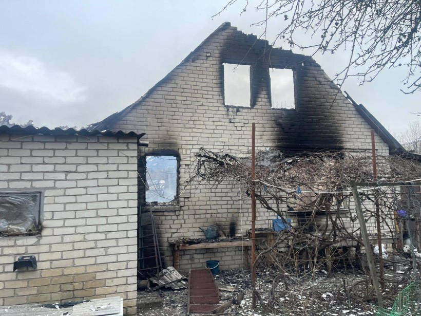 Зруйнований будинок після ворожого обстрілу та пожежі