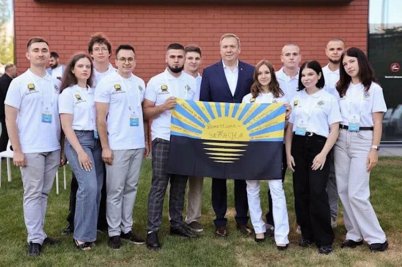 Заступник голови Донецької облдержадміністрації Олександр Шевченко з делегацією молоді Донеччини