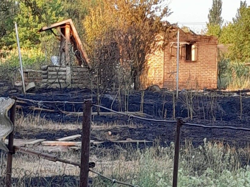 Обгоріле подвір'я після обстрілу окупантів.