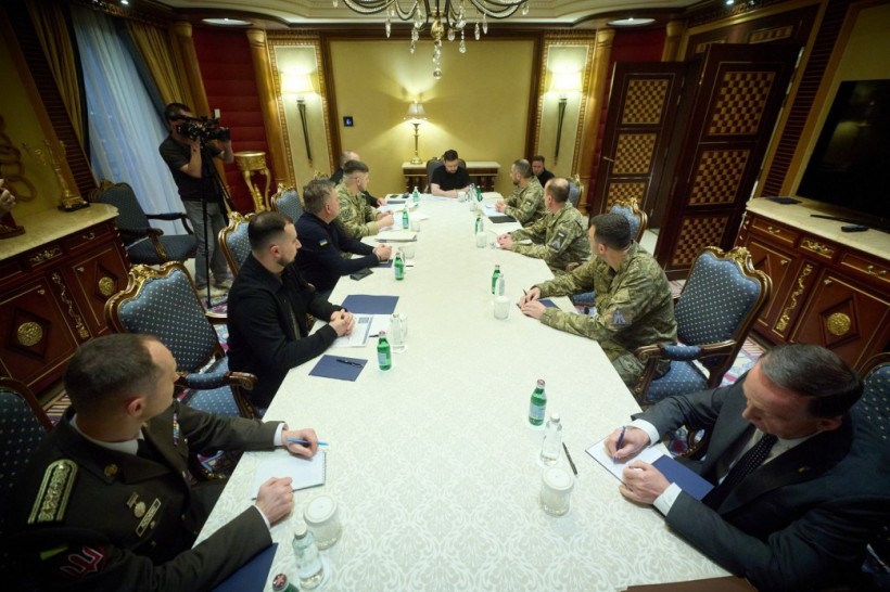 Президент зустрівся з українськими військовими експертами, які працюють у Саудівській Аравії