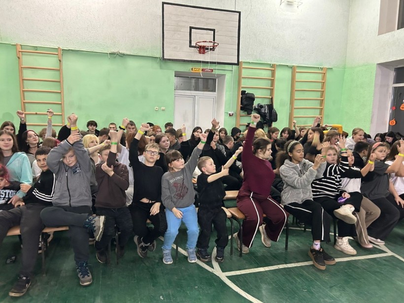 Діти, учасники заходу, у спортивній залі під час урочистого відкриття еколого-патріотичної гри «Паросток» у «Смарагдовому місті»