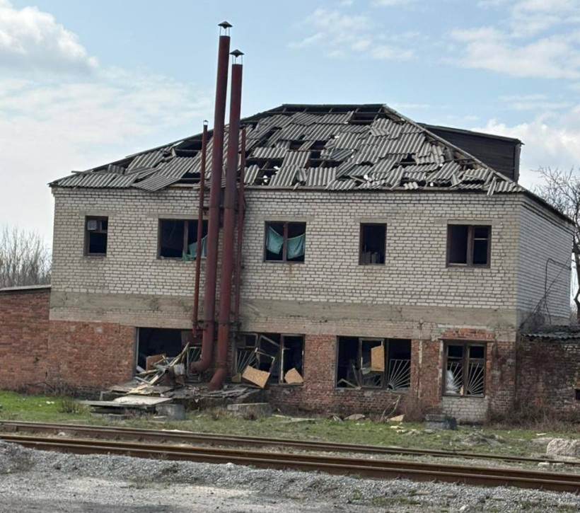 Зруйнована будівля після ворожого обстрілу