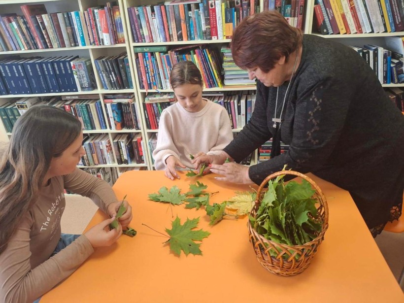 Учасники гуртка декоративно-ужиткового мистецтва в Багатофункціональному просторі Шахівської сільської ради