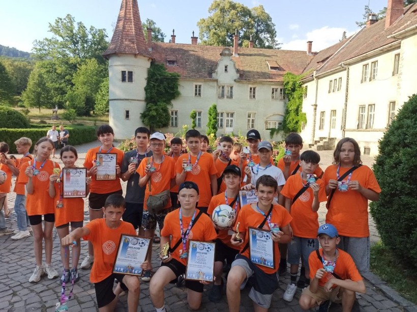 Спільне фото дітей з грамотами