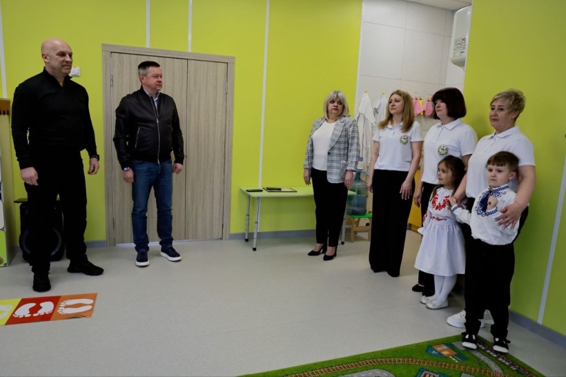 Вадим Філашкін та Олександр Гончаренко відвідують релокований дитсадок на Закарпатті