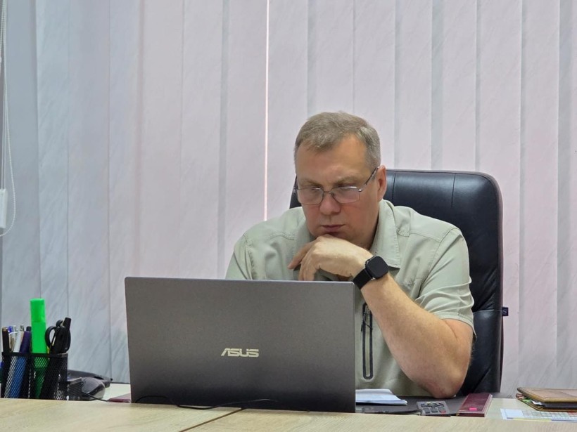 Олександр Шевченко за ноутбуком головує під час заходу
