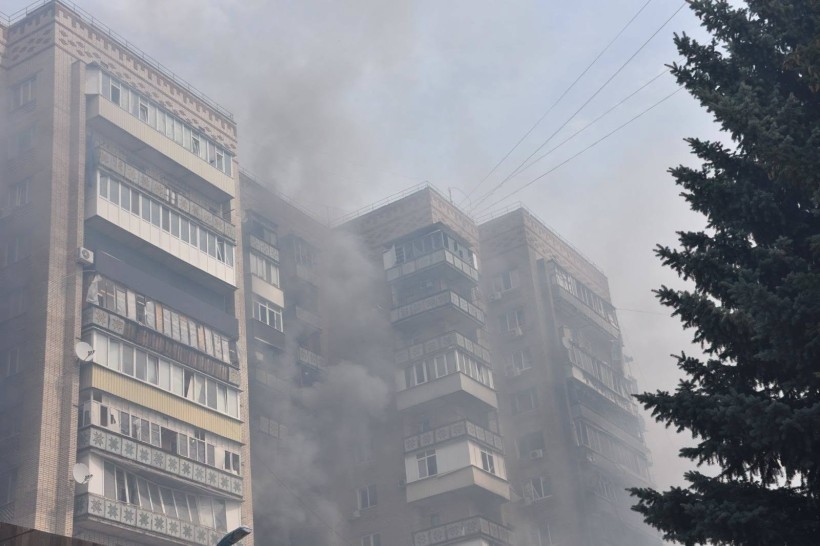 Пожежа в пошкодженому ворожим обстрілом будинку