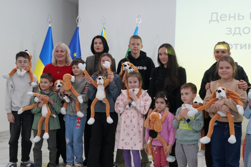 На занятті з психологічної підтримки дітей, які пережили травматичні події, пов’язані з війною, за допомогою Хібукі-терапії.