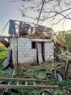 Зруйнована будівля після ворожого обстрілу.
