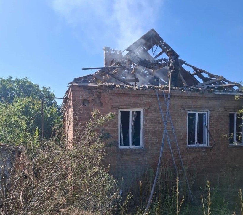 Пошкоджений будинок після ворожого обстрілу