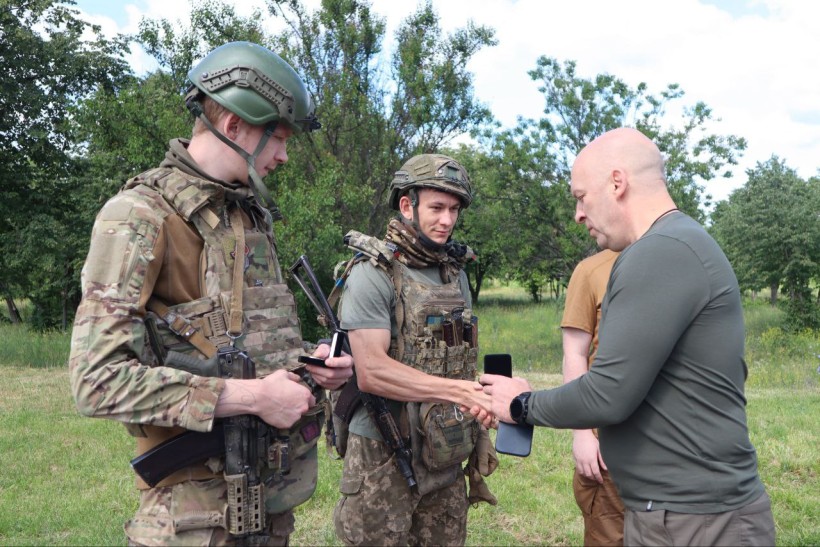 Вадим Філашкін вручає нагороди бійцям 24-ої ОМБр.