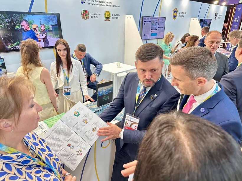 Міський голова Маріуполя Вадим Бойченко пояснює партнерам з Гданська проєкти, спрямовані на підтримку переміщених осіб.