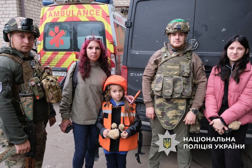 Родина з дітьми поруч з "Білими янголами"