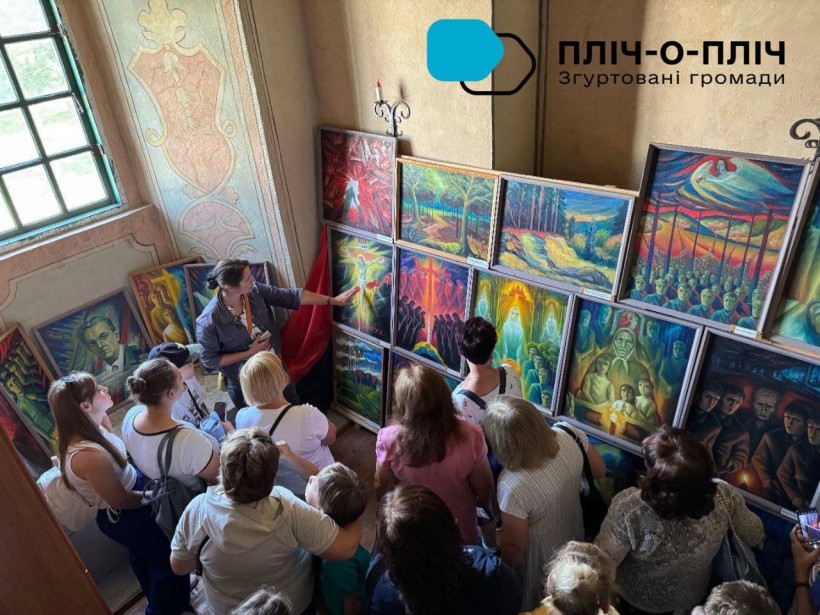 Екскурсія в музеї, відвідувачі розглядають картини