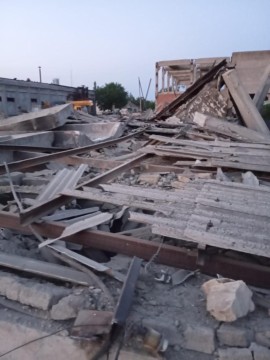 Покрівля зруйнованої будівлі, яка завалилась через ворожий обстріл.