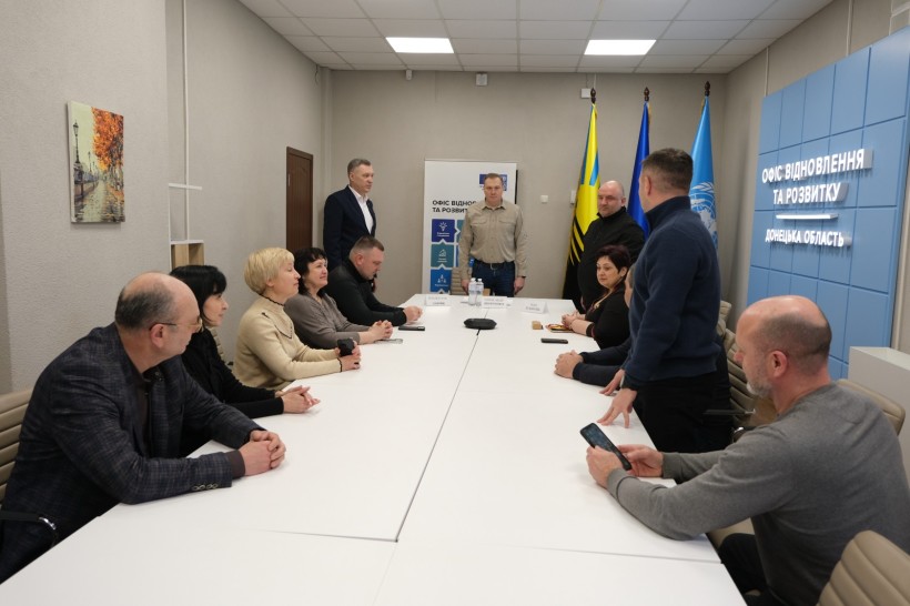 Представники громади вітають нового начальника.