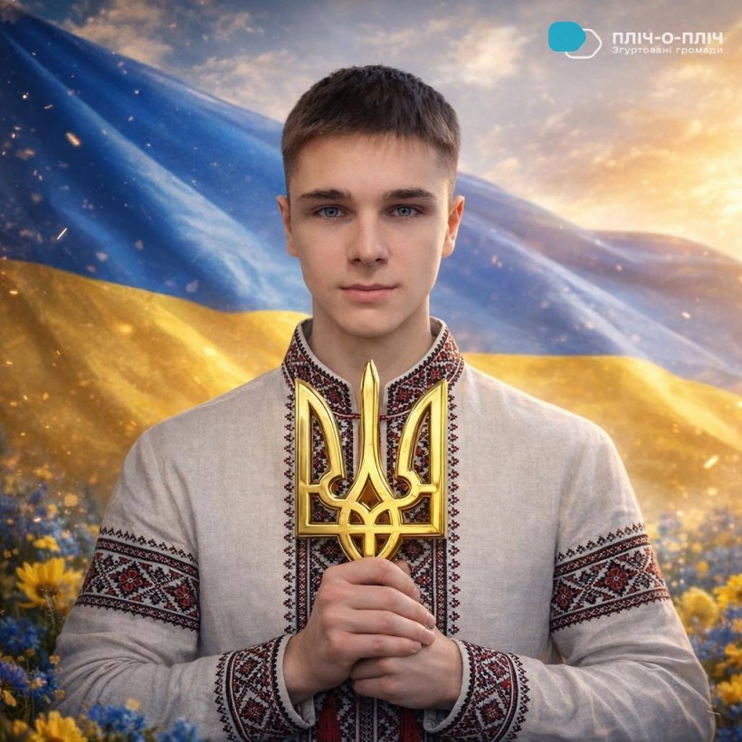Юнак у вишиванці тримає тризуб на фоні прапору