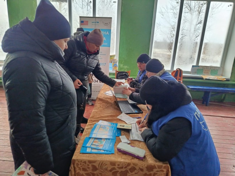 Передача населенню, яке постраждало внаслідок військових дій продуктових та гігієнічних наборів, питної води