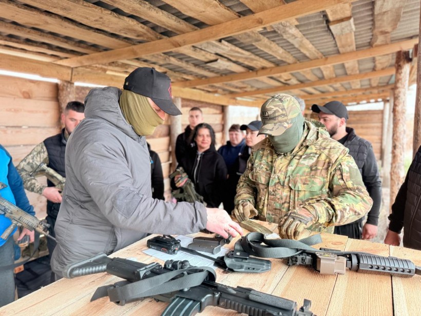 Учасниці вишколу детально слухають про правила тримання зброї