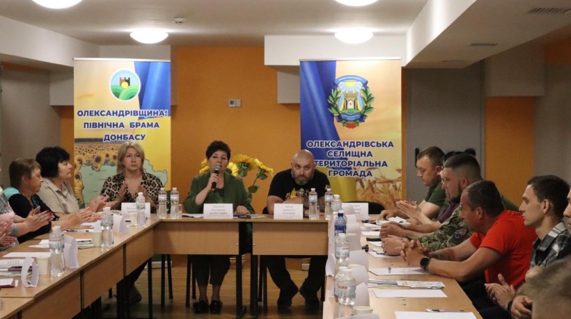Начальник Олександрівської СВА звертається з привітальним словом до учасників круглого столу, серед яких - захисники та представники влади