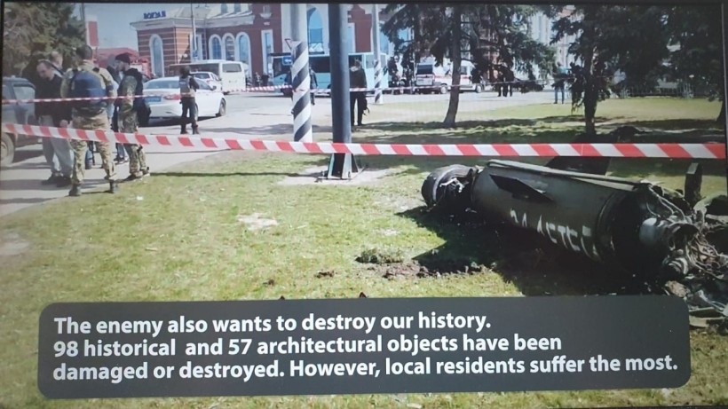 На екрані - залізничний вокзал у місті Краматорськ після обстрілу. На землі лежить ракета, поруч стоять поліцейські.