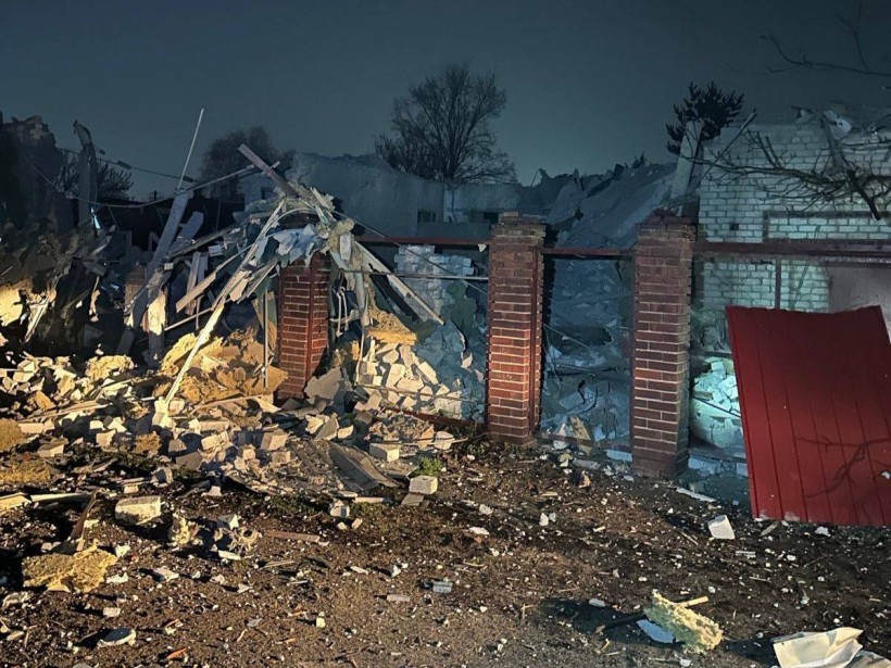 Зруйнований будинок після ворожого обстрілу