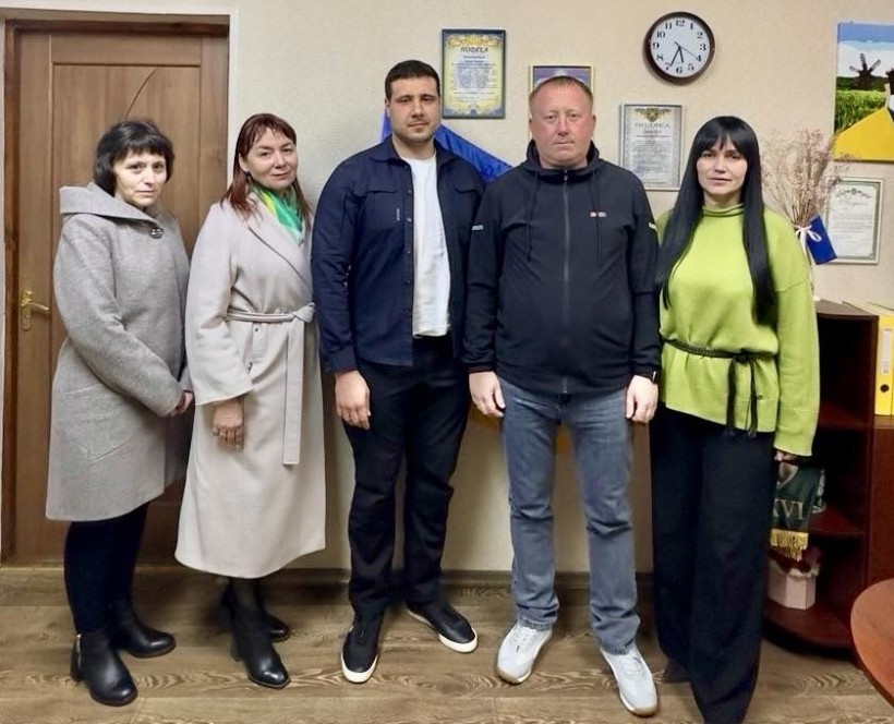 Начальник Хлібодарівської сільської військової адміністрації Михайло Бурнадзе та голова Машівської селищної ради Сергій Сидоренко та представники громади.