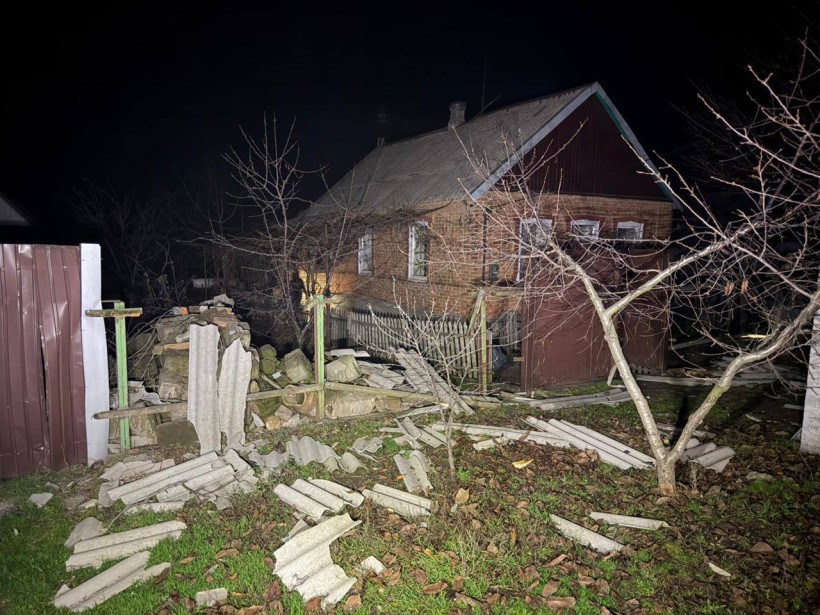 Зруйнований будинок після ворожого обстрілу