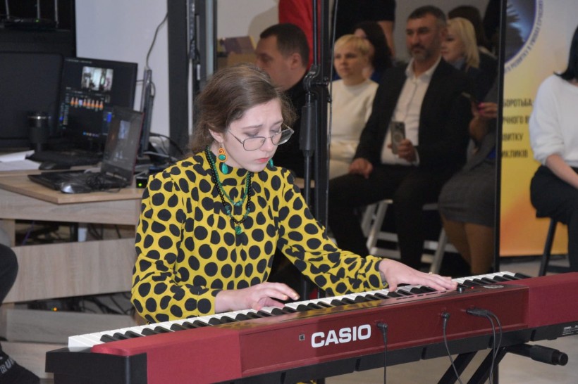 Урочисте святкування 70-річчя державного навчального закладу «Бахмутський центр професійно-технічної освіти». Атмосфера на фото урочиста і дружня. Присутні голова громада, педагогічні працівники та інші посадові особи.