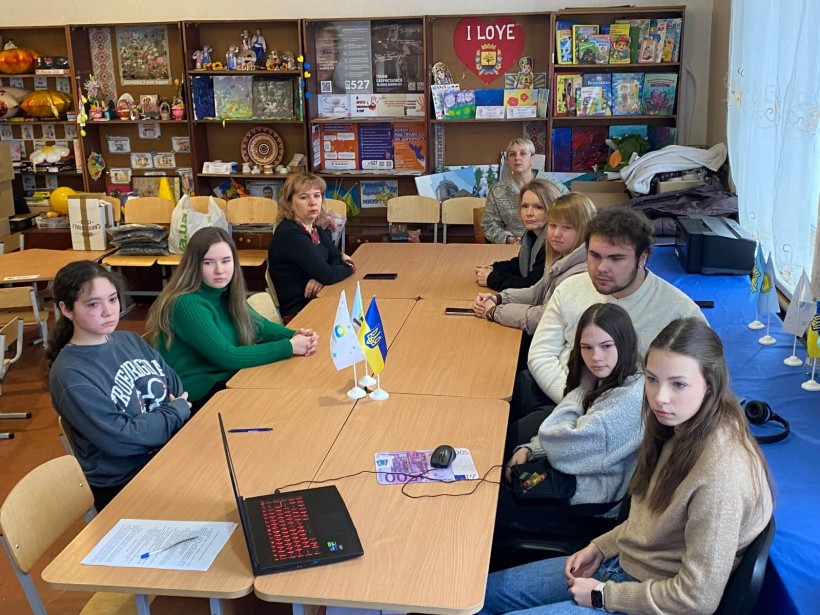 Молодь бере участь у онлайн-зустрічі між Очеретинською та Верхівцевською громадами