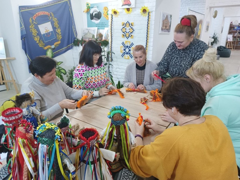 Ганна проводить майстер – клас з  лялькарства для переселенців  у центрі підтримки «ЯМаріуполь» у Чернівцях