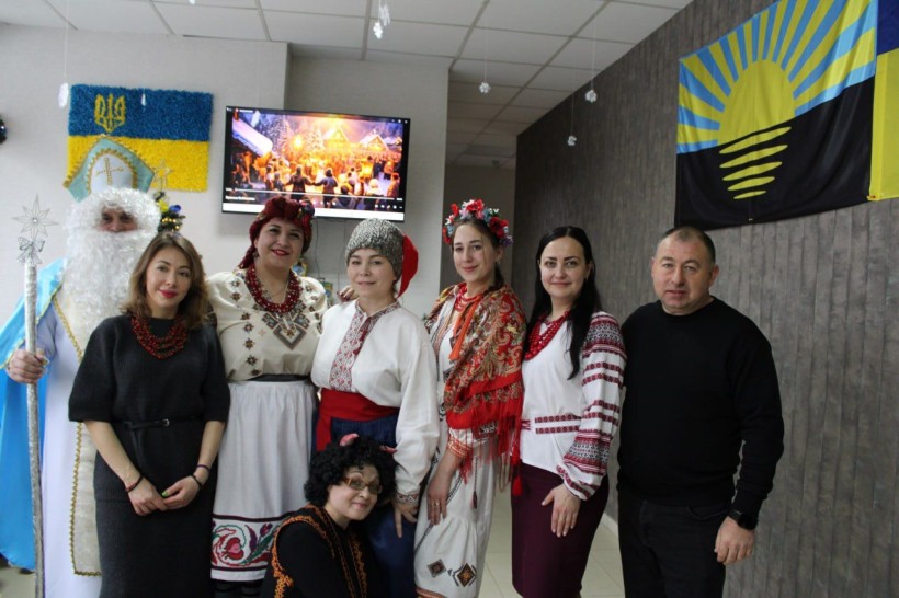 Спільне фото. Учасники вистави у сценічному вбранні в українському стилі та начальник Сартанської ВА Олександр Куркчи та начальник Мангушської ВА Наталія Воробйова.