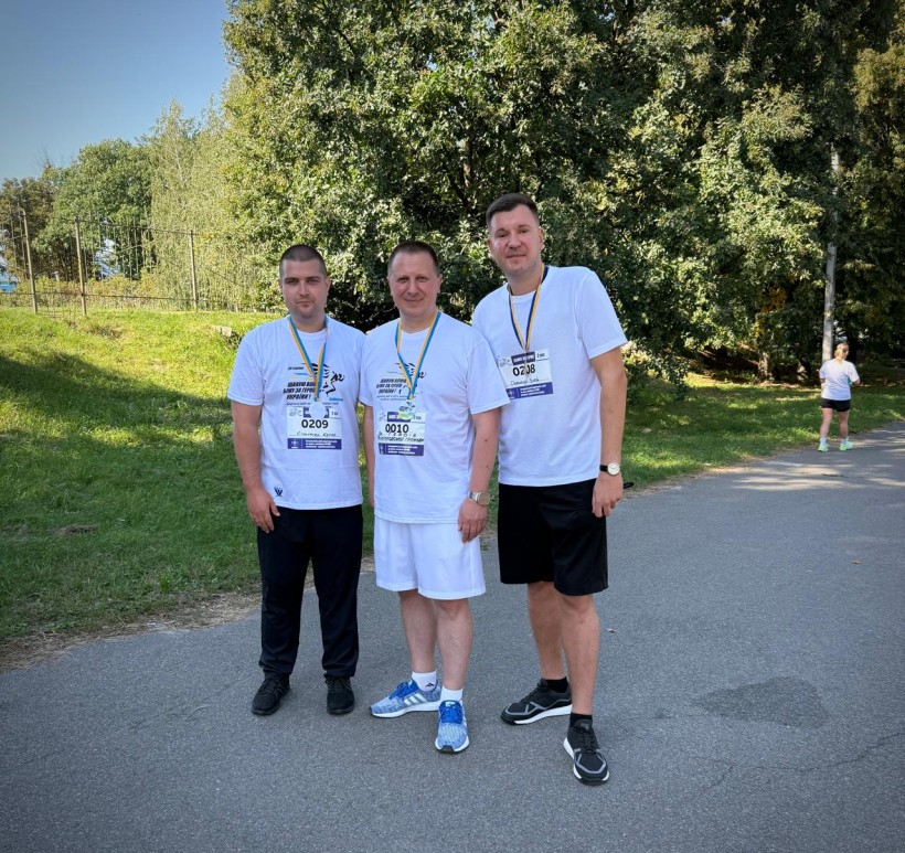 Перший заступник начальника Соледарської міської військової адміністрації Андрій Рябуха з іншими двома учасниками акції "Біжу за героя"