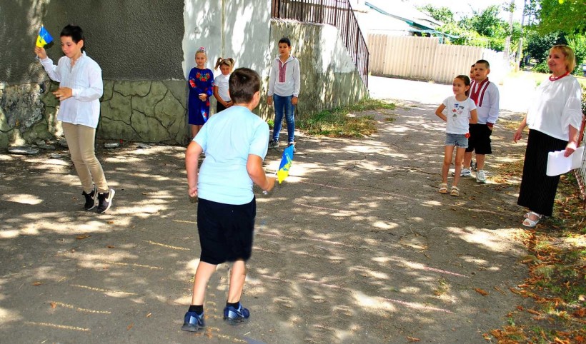 Діти грають в рухливі ігри на вулиці