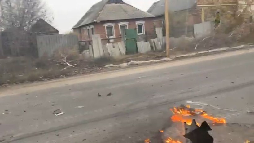 Пожежа на дорозі поруч зі зруйнованими окупантами будинками