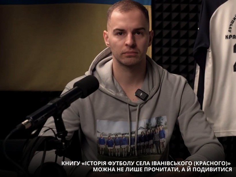 Автор подкасту перед мікрофоном