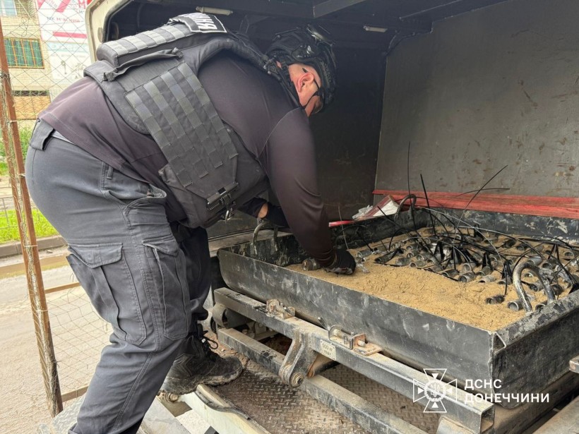 Піротехнік ДСНС складає небезпечні боєприпаси, знайдені у Слов'янську