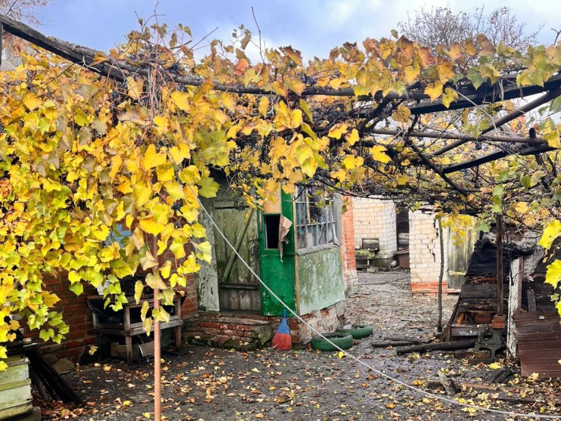 Зруйноване ворожим обстрілом подвір'я
