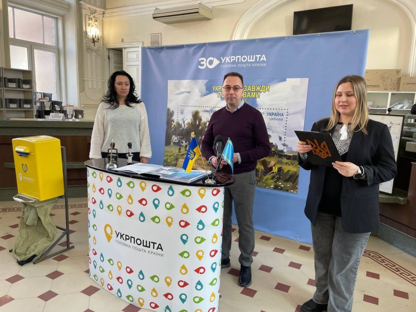 Начальник Покровської міської військової адміністрації Сергій Добряк у відділенні пошти.