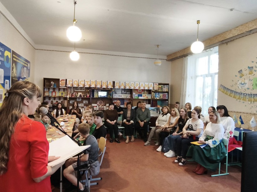 Партнерська зустріч представників громад. Представники  сидять колом та слухають доповідача.