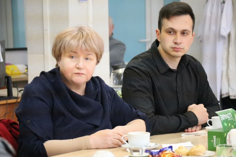 Лілія Золкіна та представник молодіжної ради.