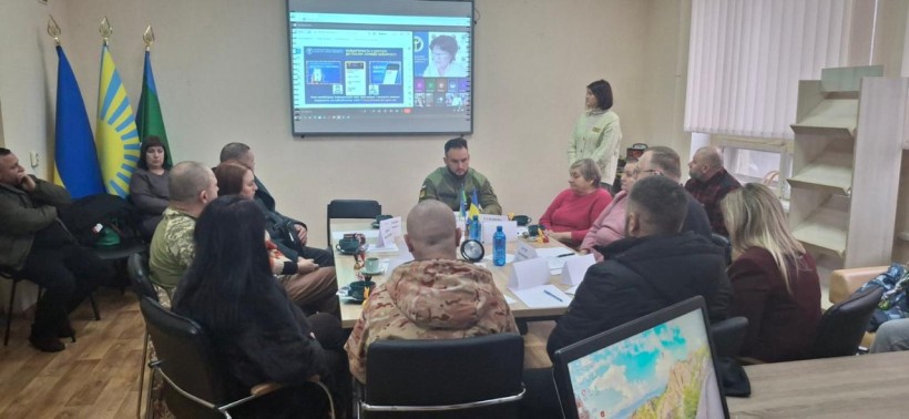 Артур Насібян – начальник управління з питань ветеранської політики облдержадміністрації, Ігор Кудря – заступник Добропільського міського голови, начальник управління соціального захисту населення Добропільської міської ради Ірина Ширина разом з ветеранами війни та членами родин загиблих (померлих) Захисників чи Захисниць України під час заслуховування презентації від обласного центру зайнятості