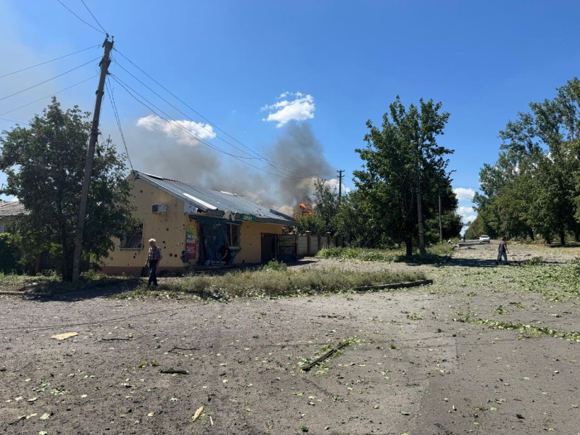Пошкоджене житло та пожежі внаслідок обстрілів окупантами Донеччини.