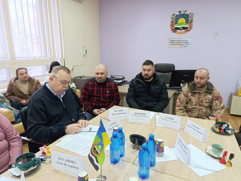 Начальник управління з питань ветеранської політики облдержадміністрації Артур Насібян, Ігор Кудря – заступник Добропільського міського голови разом з ветеранами війни та членами родин загиблих (померлих) Захисників чи Захисниць України