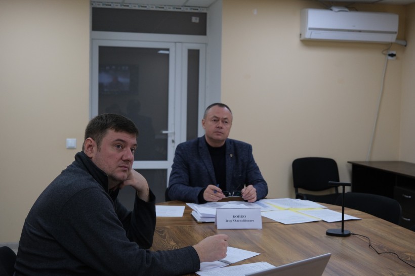 Представники обласної державної адміністрації на нараді, сидять за столом.