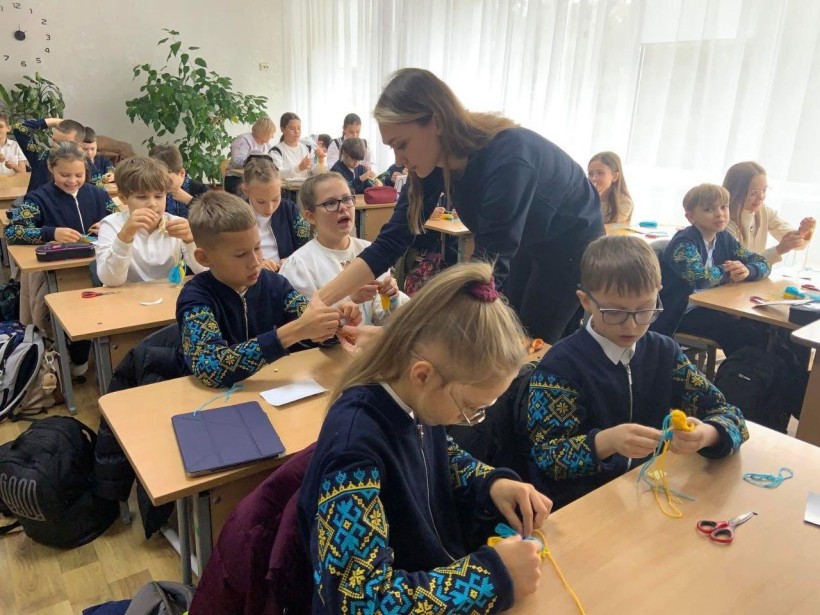 Фахівці Донецького обласного молодіжного центру проводять акцію "Символи свободи"